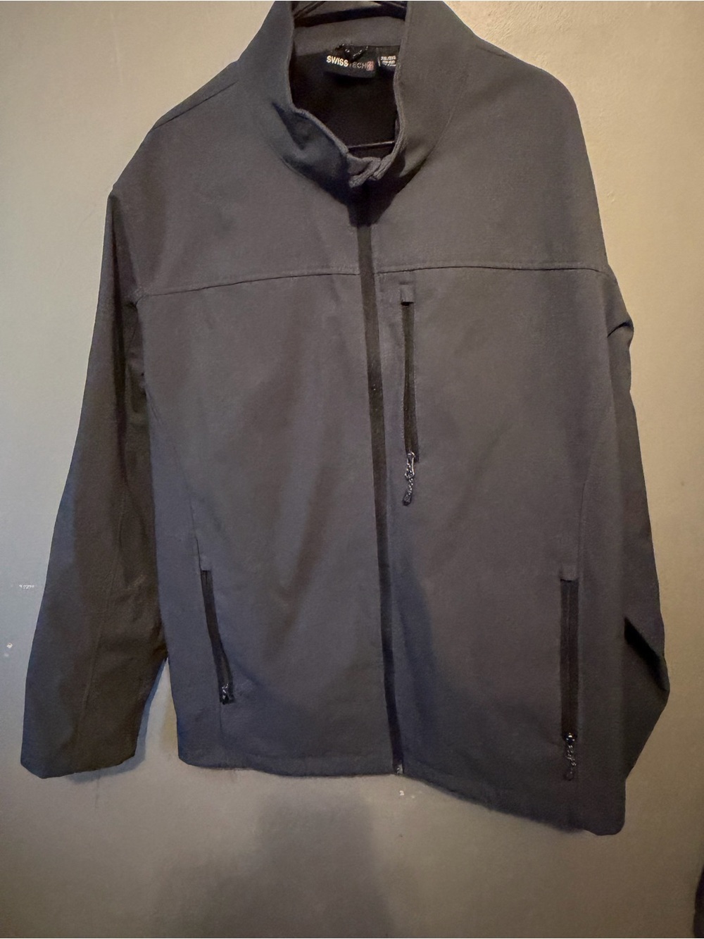 Swiss Tech Men's Black Lightweight Softshell Jacket with Zip Pockets